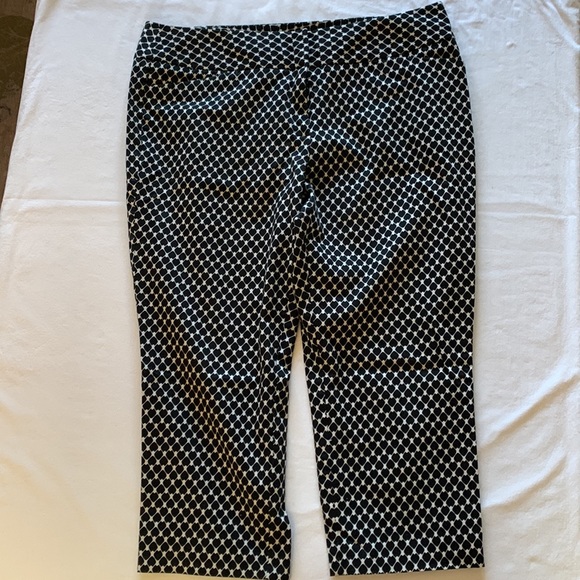 Worthington- modern fit Capri black & white ladies pants - Picture 1 of 9